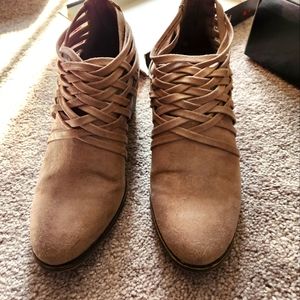 Fergalicious Bandana, Doe Shoes